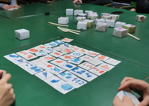 People playing a card game around a green table ©SPEICHER_Leute e.V.