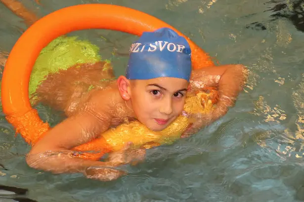 LuFisch e.V. receives GameDuell's festive donation to offer swimming-related activities to kids